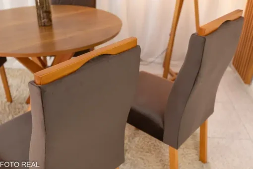 Mesa de Jantar Simpatia Tampo Redondo 108×108 Cinamomo 4 Cad. Lisboa Veludo Marrom Madeira Maciça - Imagem 4