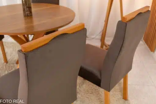 Mesa de Jantar Simpatia Tampo Redondo 108×108 Cinamomo 4 Cad. Lisboa Veludo Marrom 509 Madeira Maciça - Entregue Montada - Imagem 4