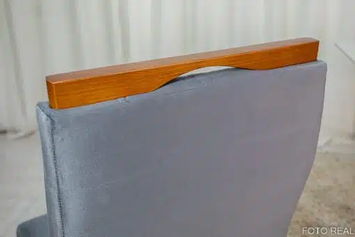Mesa de Jantar Pedro Mel Vidro Off 90×90 4 Cadeiras Lisboa Veludo Cinza 507 Madeira Maciça Art Assento - Entregue Montada - Imagem 4