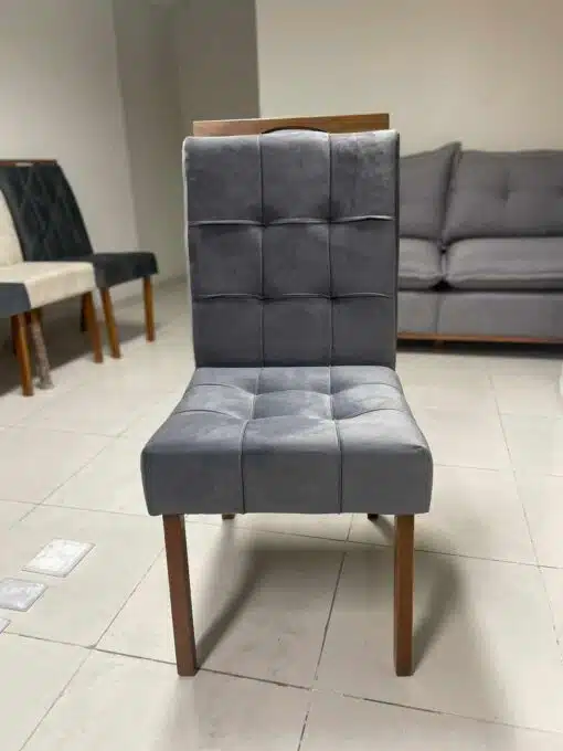 Mesa Classic 120 Cinamomo/Off White com 4 Cadeiras Sophia Mel/Veludo Cinza Grafite – CEL MÓVEIS + WM DECOR - Imagem 2