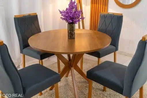 Mesa de Jantar Simpatia Tampo Redondo 108×108 Cinamomo JCM 4 Cad. Lisboa Veludo Cinza 507 Madeira Maciça Art Assento - Entregue Montada - Imagem 3