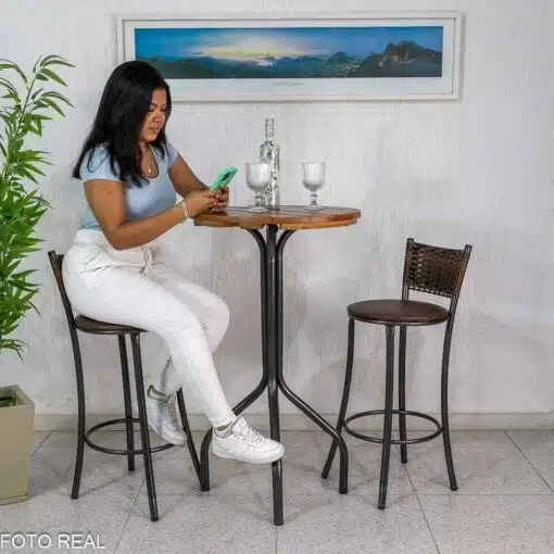 Mesa de Varanda Alta Goiás Tampo de Madeira Redonda + 2 Banquetas Panamá Marrom/Carvalho - Tubulares Teixeira - Imagem 2