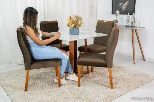 Mesa de Jantar Pedro Mel Vidro Off 90×90 4 Cadeiras Lisboa Veludo Marrom 509 Madeira Maciça Art Assento - Entregue Montada - Imagem 2