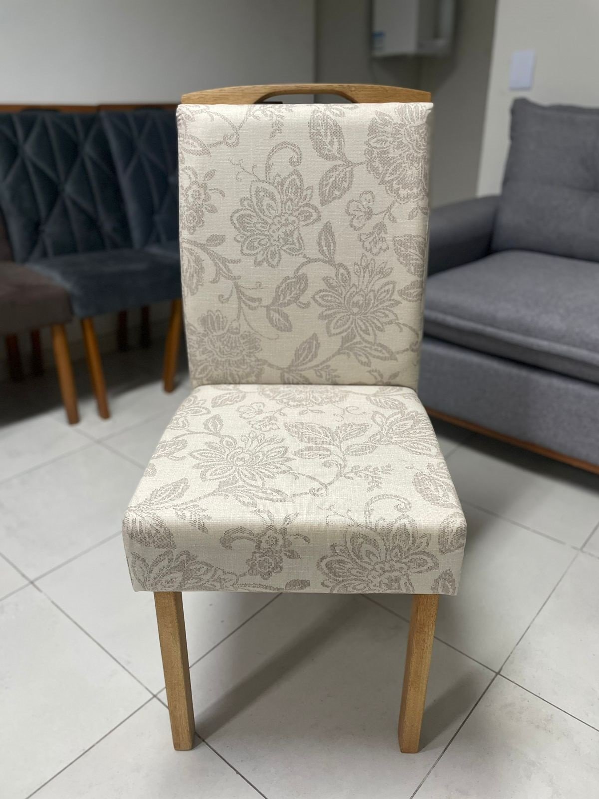 Kit 2 Cadeiras Priscila Imbuia Mel Veludo Bege 224 – CARVALHO DECOR - Imagem 3