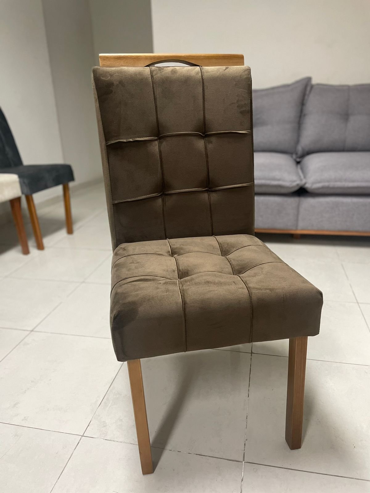 Mesa Classic 120 Cinamomo/Off White com 4 Cadeiras Sophia Mel/Veludo Marrom – CEL MÓVEIS + WM DECOR - Imagem 2