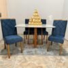 Mesa Pedro 120 Mel/Off White com 4 Cadeiras Stella Veludo Azul – ART ASSENTOS + CLEFATOS DECOR