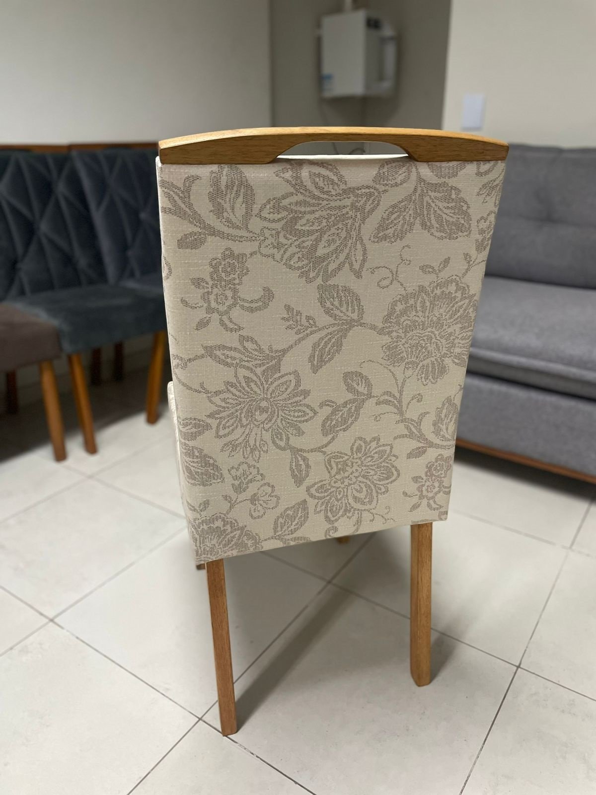 Kit 2 Cadeiras Priscila Imbuia Mel Veludo Bege 224 – CARVALHO DECOR - Imagem 4