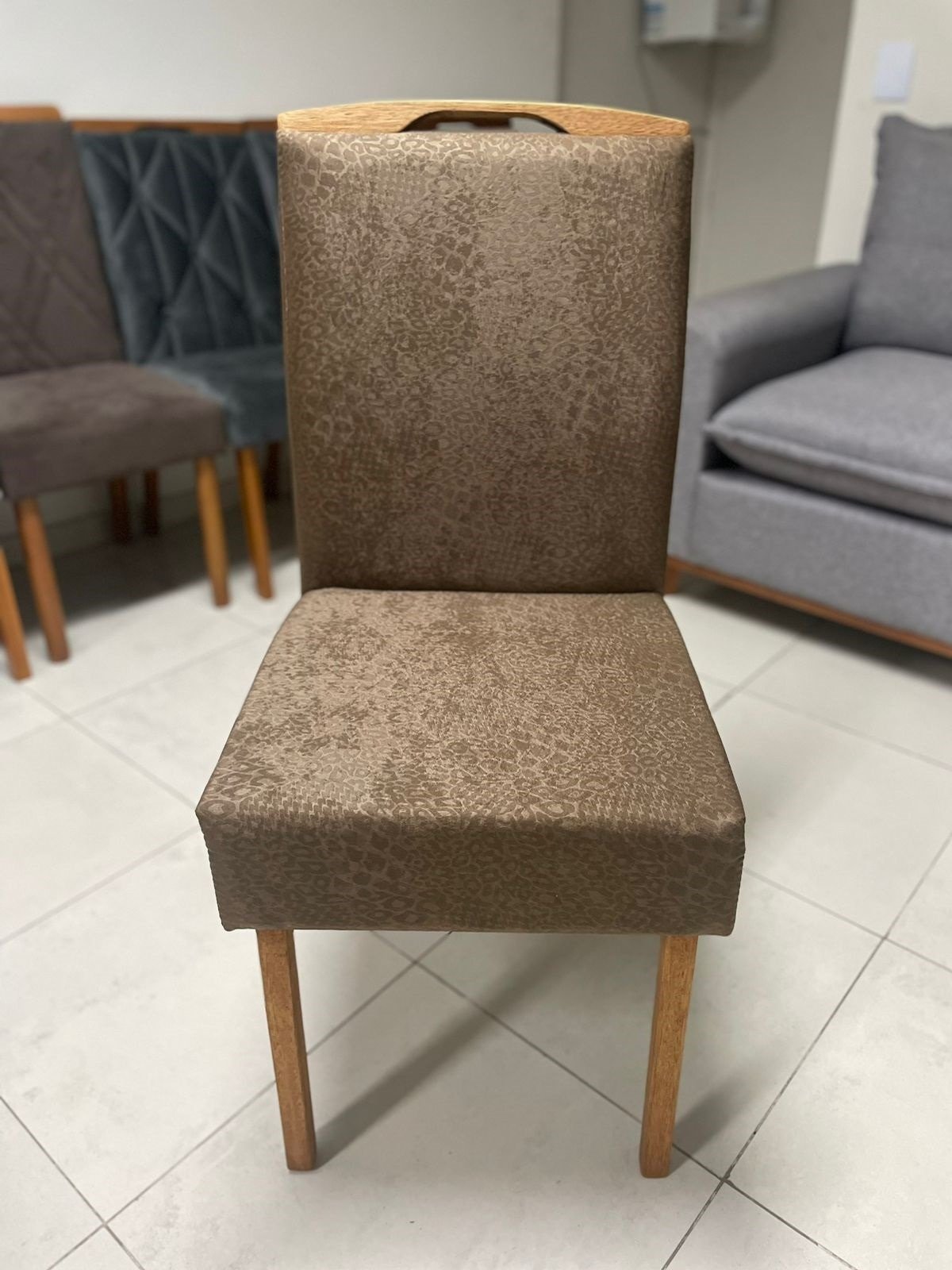 Mesa Salinas 90 Cinamomo/Off White com 4 Cadeiras Priscila Veludo Marrom 1011 – AVALON DECOR + CARVALHO DECOR - Imagem 2