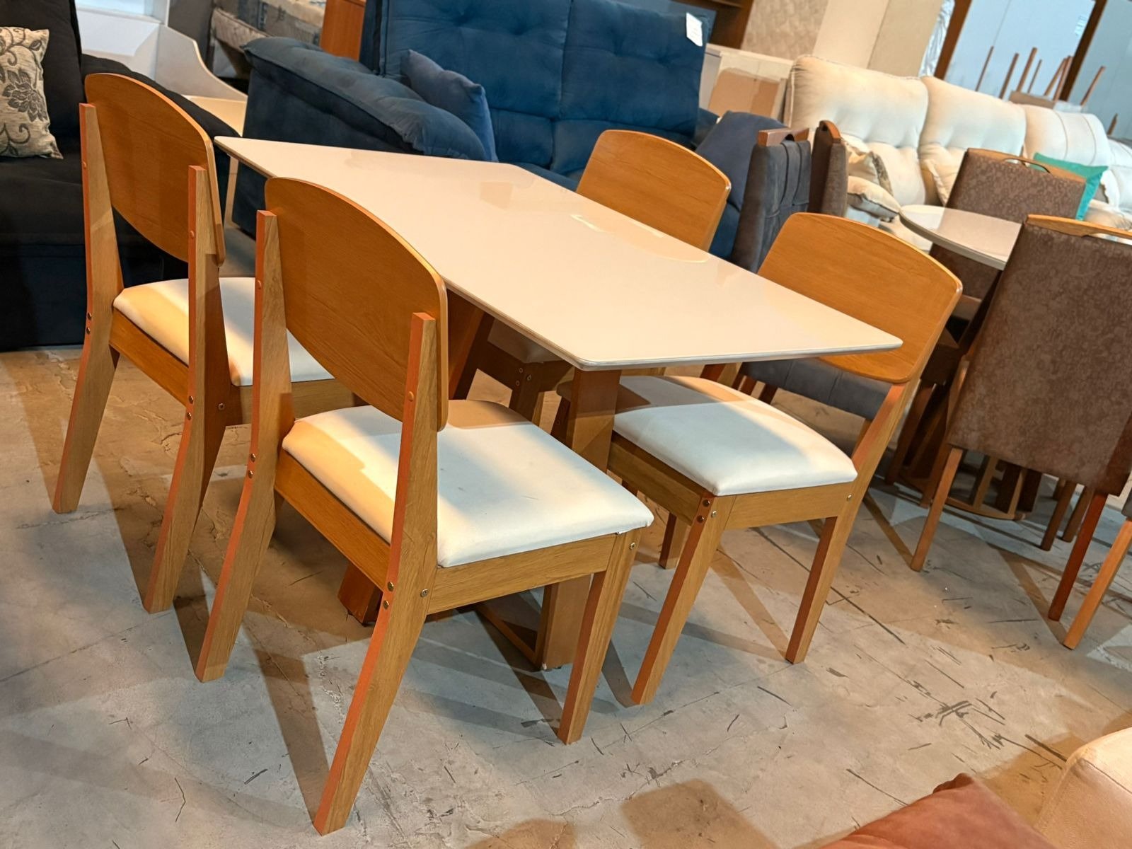Mesa Pedro 120 Mel/Off White com 4 Cadeiras Havana Veludo Creme – ART ASSENTOS + RUFATO - Imagem 3