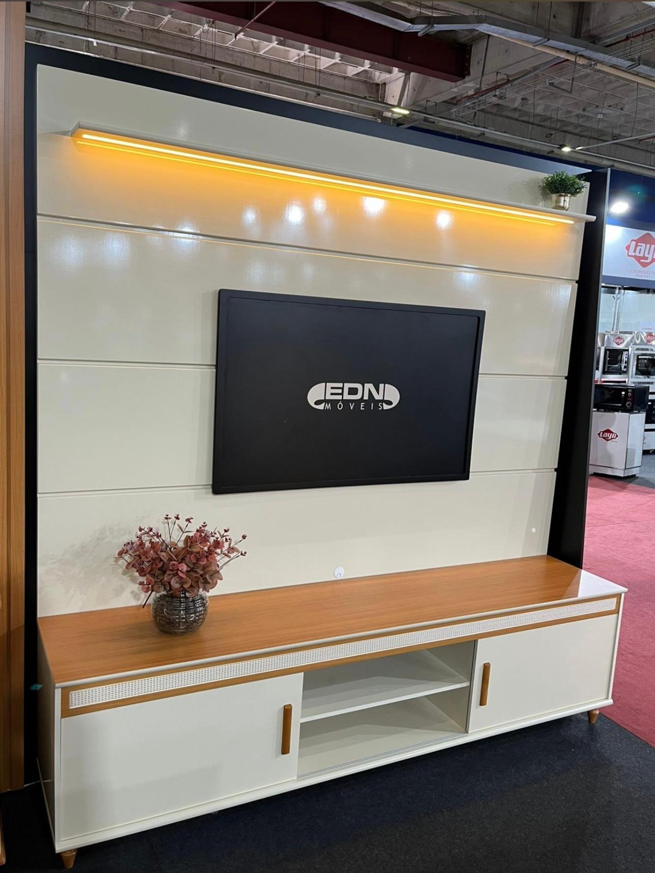 Painel até 75" Bliss + Rack Comodoro 2.18 Off White/Cedro - EDN MÓVEIS - Imagem 2